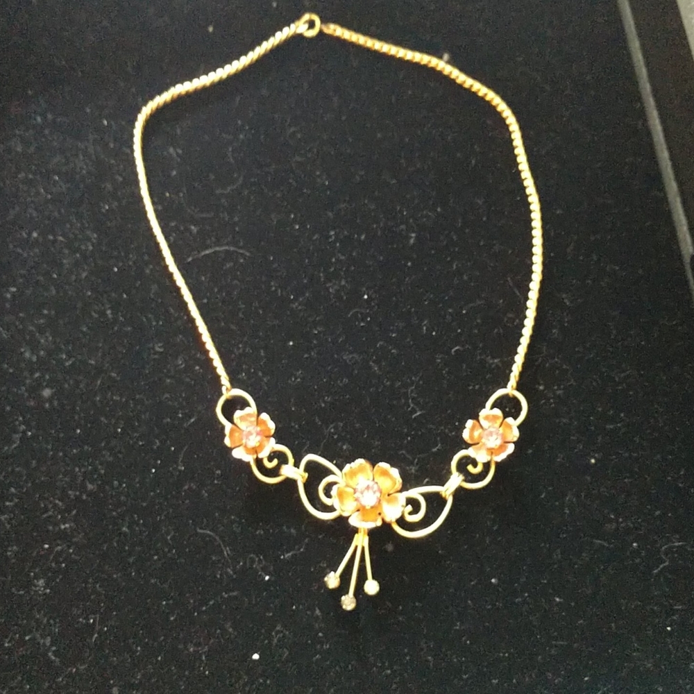 Ladies necklace, pink stones